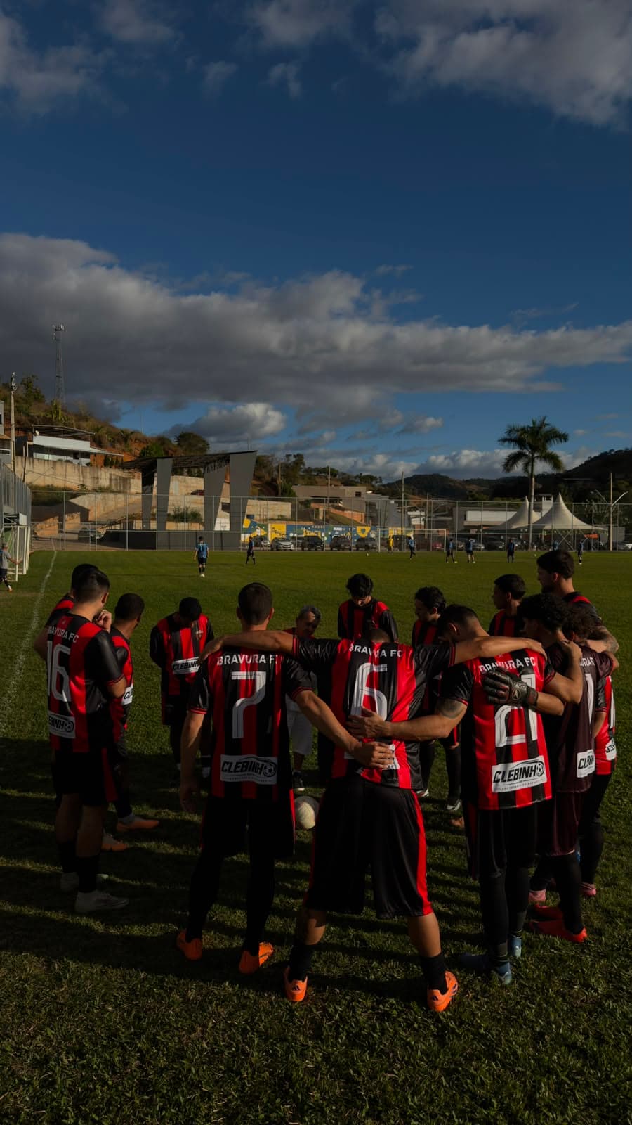 Bravura estreia novo uniforme com goleada e vitória marcante por 4 a 1